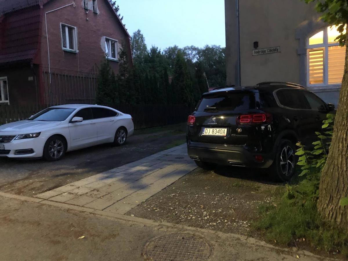 Dom Otwarty Apartment Jelenia Gora Bagian luar foto